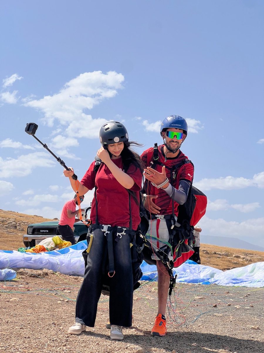 Pilote de parapente biplace et sa passagère avant le décollage dans l'Atlas, près de Marrakech