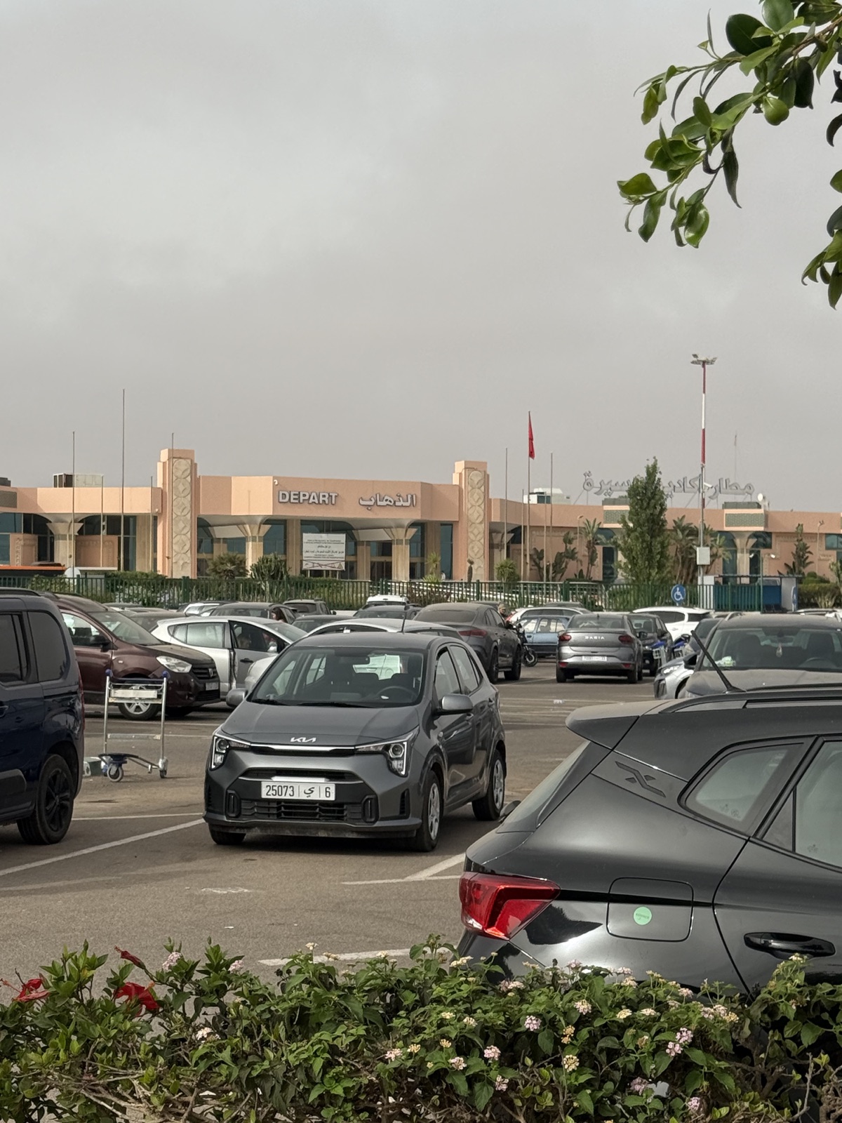 Voiture de location sur le parking de l’aéroport Agadir Al Massira
